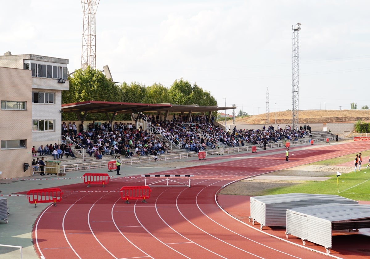 Aficionados del Salamanca UDS viendo el choque en Las Pistas frente al Real Avilés el pasado curso.
